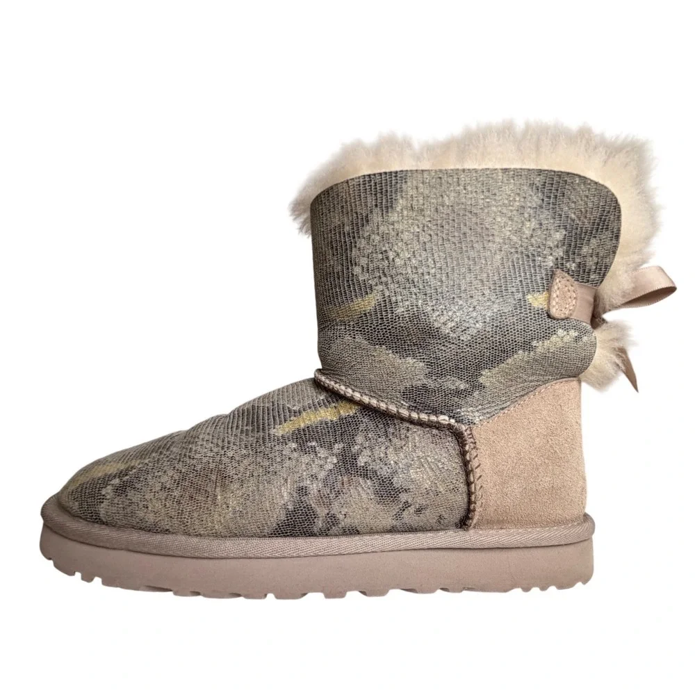 UGG Bailey Bow II Lizard Print Sheepskin Boots Sz 7 EU38 Beige 1005534